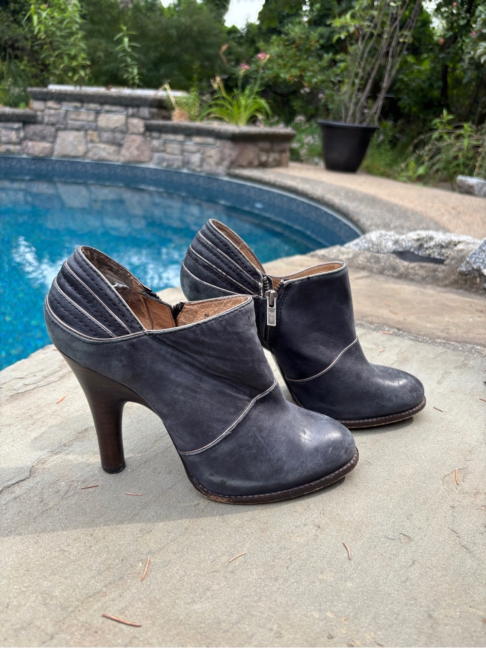 Frye Valerie Piping Bootie | Black Leather | Size 8 | Side Zip